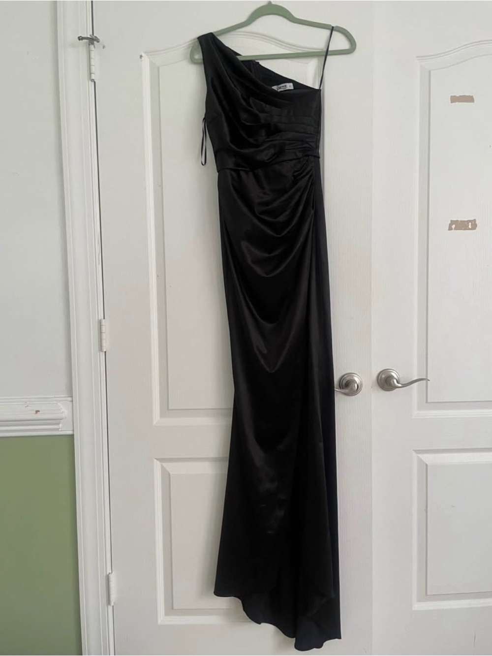 Elegant One-Shoulder Black Satin Evening Dress